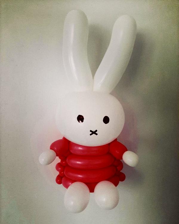 Osterhase-Ballonmodelliere