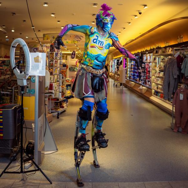 Stelzen-Bodypaint-show
