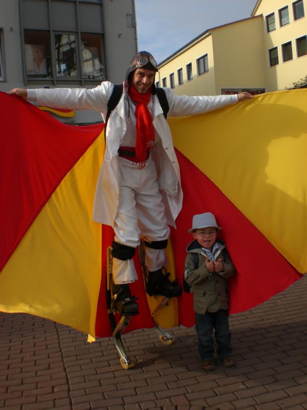 Stelzenwalkact-gelb-rot