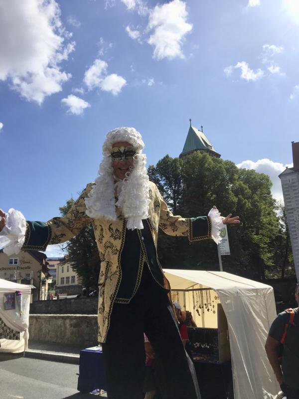historische-Stelzenläufer
