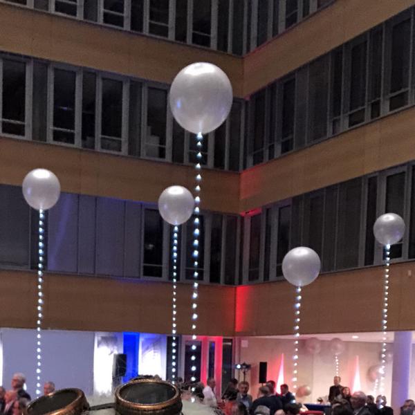 schwebende Ballons mit LED