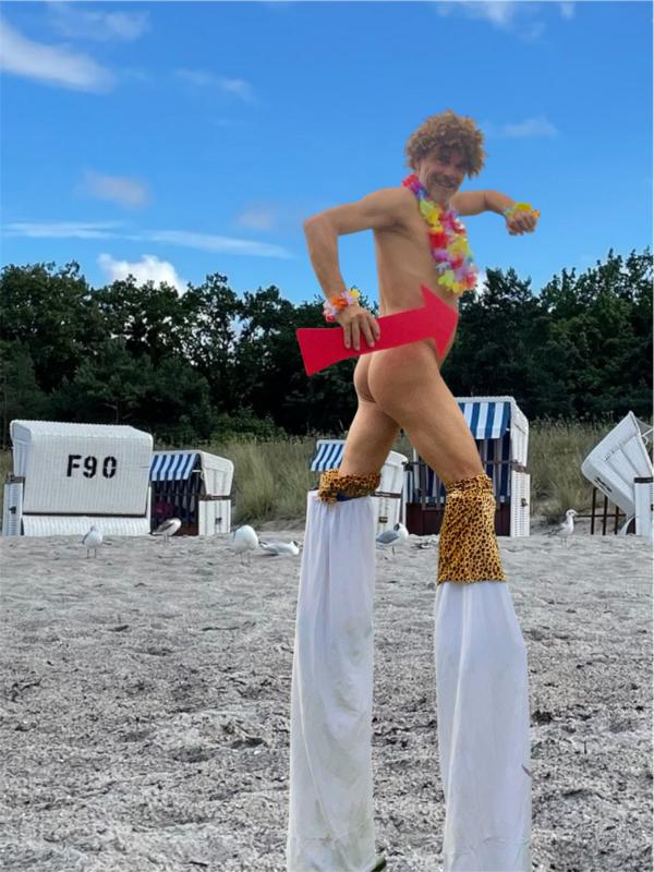 nude Stelzenwalkact für FKK Aktion