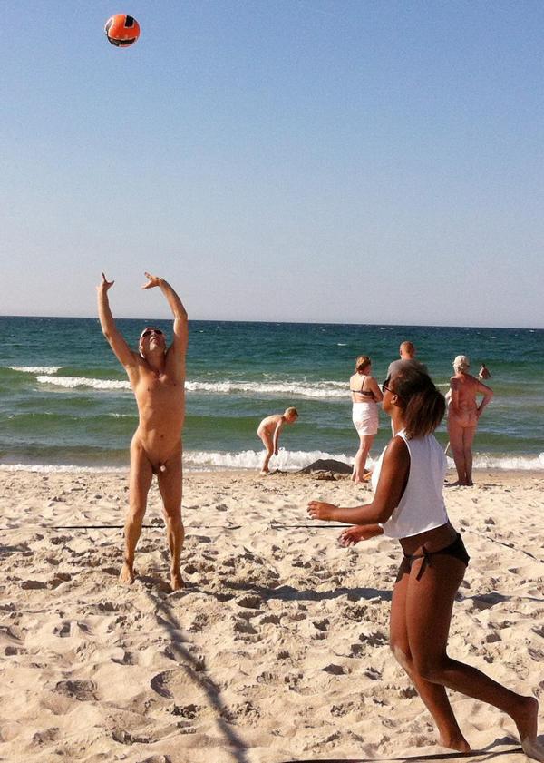 Nackt-Volleyball