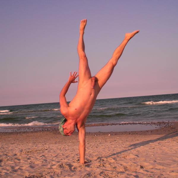 nackt-Handstand