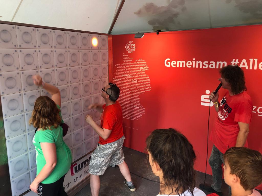 Sparkasse-T-wall